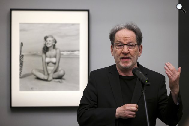 Dienes Andor Marilyn Monroe-ról készített fotója előtt Baán László, a Szépművészeti Múzeum főigazgatója, 2024 (Fotó: MTI/Hegedüs Róbert)