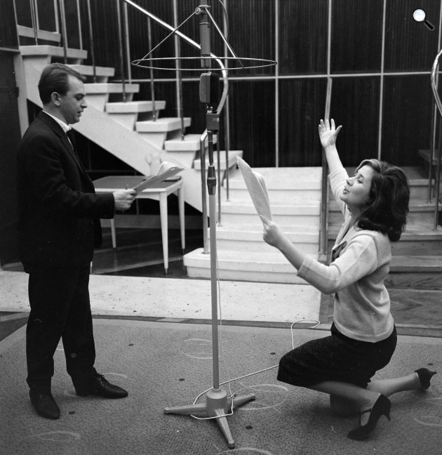 G.B. Shaw A sors embere - Bodrogi Gyula és Ruttkai Éva színművészek a Magyar Rádióban, 1961 (Fotó: Szalay Zoltán)