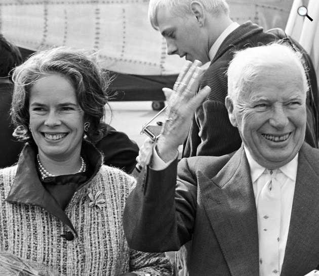 Charlie Chaplin (1889-1977) színész, rendező, forgatókönyvíró és felesége, Oona ONeill (1925-1991) színésznő, 1964 (Fotó: Joost Evers/Anefo/Wikimedia)