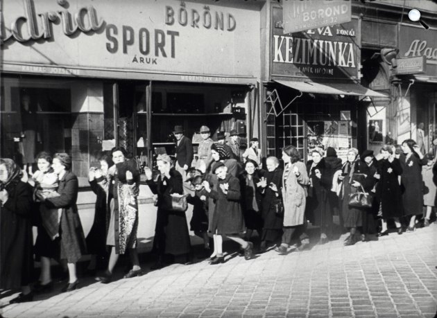 Budapesti zsidó asszonyok és gyerekek összegyűjtve gyalogolnak a vasútállomás felé, és onnan Németországba, a haláltáborba, 1944 (Fotó: Fortepan) 1944 (Fotó: