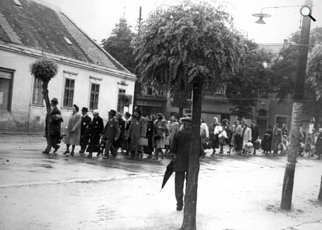II. világháború - Zsidók gyalogmenete a Schey Fülöp utcai gettóból a vasútállomásra 1944. június 18-án. A szombathelyi gettóba történő átszállításuk után, 1944. július 4-én, Auschwitzba deportálták a foglyokat, 1944 (Fotó: Fortepan)