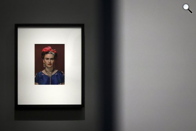 Muray Miklós Frida Kahlo kék ruhában című fotója a Szépművészeti Múzeumban, 2024 (Fotó: MTI/Hegedüs Róbert)