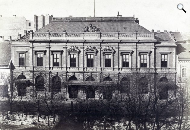 Bródy Sándor u. 8. - Ybl Miklós tervezte régi Képviselőház épülete (később Olasz Kultúrintézet) előtérben a Múzeumkert. (Fotó: Fortepan/Budapest Főváros Levéltára/Klösz György fényképei
