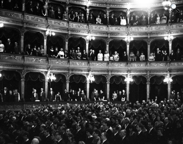 Az Ybl Miklós tervezte Operaház. A Himnusz előadása az évadnyitón, 1965 (Fotó: Fortepan/Kotnyek Antal)