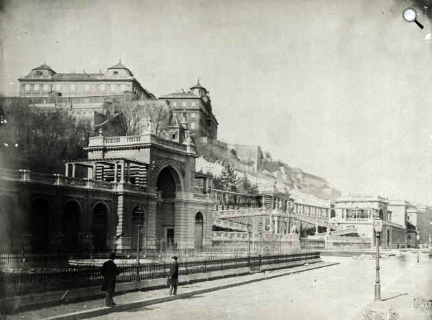 A Várkert-rakpart, Ybl Miklós tervezte Várkert Bazár és Várkert Kioszk, balra fent a Budavári Palota, 1880-1890 (Fotó: Fortepan/Budapest Főváros Levéltára/Klösz György fényképei)