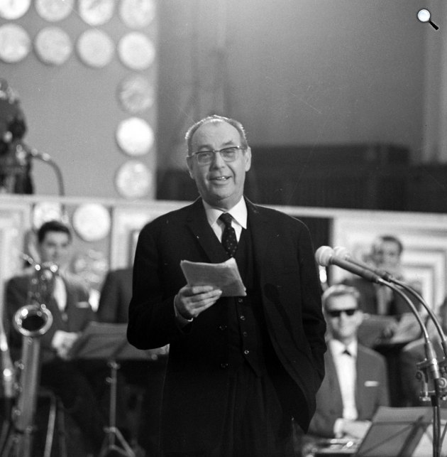 Várkonyi Zoltán (1912-1979) Kossuth-díjas színész, rendező, színházigazgató és színészpedagógus a Magyar Rádióban, 1966 (Fotó: Fortepan/Szalay Zoltán)