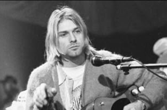 Kurt Cobain (1967-1994) a Nirvana rockegyüttes énekese, gitárosa az MTV Unplugged-ban, 1989 vágott kép (Fotó: MTV Unplugged)