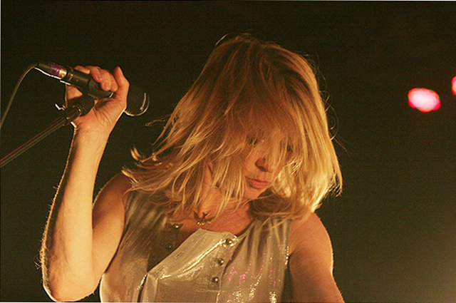 Kim Gordon amerikai zenész, énekes és dalszerző, a Sonic Youth alternatív rockegyüttes basszusgitárosa, gitárosa és énekese (Fotó: Wikimedia/Reportersteven/Steven Friederich