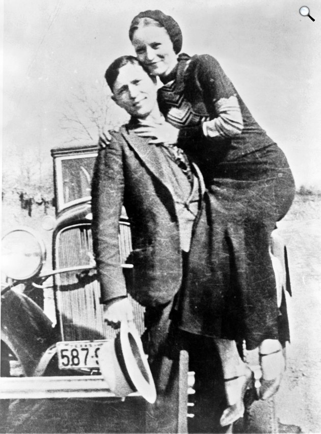 Bonnie Parker (1910-1934) és Clyde Barrow (1909-1934), a 20. század hírhedt bűnözőpárosa Ford V-8 sedan automobiljuk előtt, 1934 (Fotó: Library of Congress/Wikimedia)