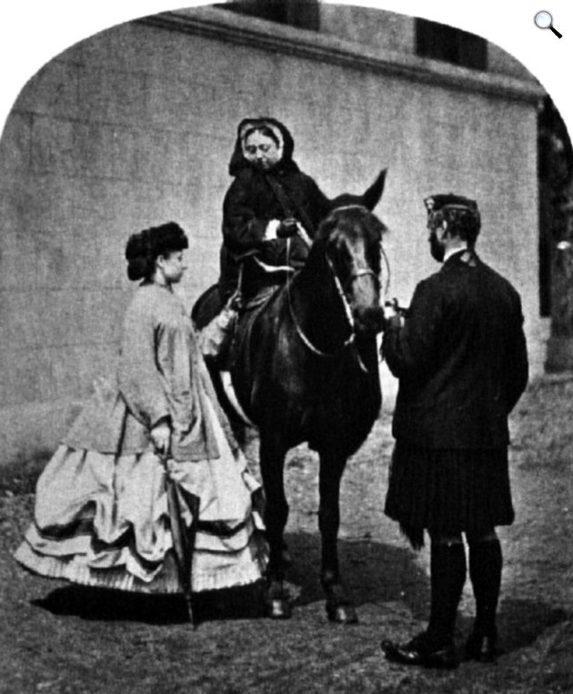 Viktória (1819-1861) brit királynő, lánya, Lujza (1848-1939) hercegnő és John Brown (1826-1883) királynő komornyikja és barátja, 1863 (Fotó: btinternet/Wikimedia)
