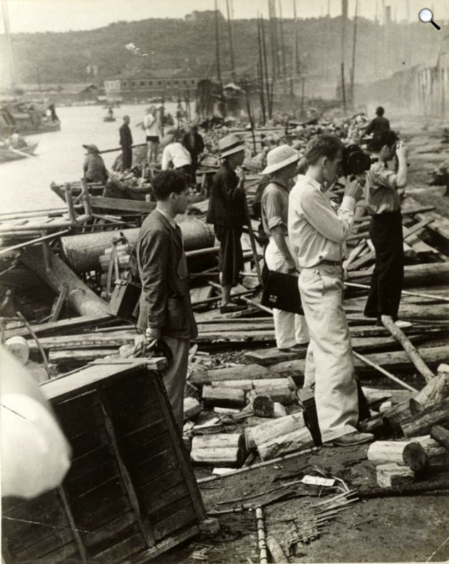 Robert Capa (1913-1954) fotóriporter, Joris Ivens (1898-1989) holland dokumentumfilmes és John Fernhout (1913-1987) holland operatőr munka közben Hankowban, Kína, 1938 (Fotó: Rijkmuseum)