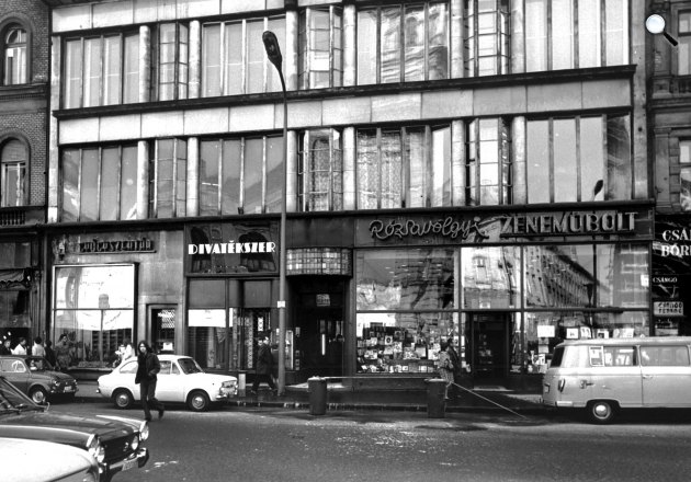 Rózsavölgyi Zeneműbolt a Szervita téren, Budapest, 1971 (Fotó: Fortepan/Budapest Főváros Levéltára/Városrendezési és Építészeti Osztálya)