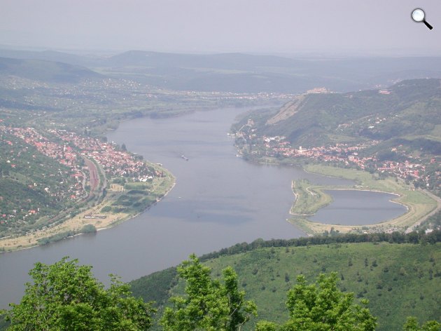 A Duna mentén Visegrád és Nagymaros a Prédikálószék‎ felől nézve (Fotó: Gyula Péter/panoramio.com)