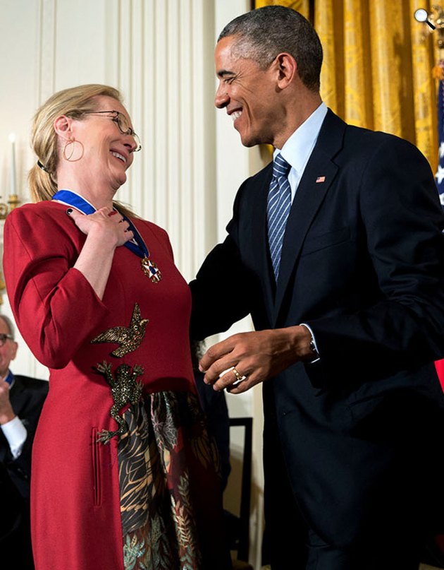 Meryl Streep Oscar-díjas színésznő átvette az Elnöki Szabadságérmet Barack Obamától a Fehér Házban, Washington, 2014 (Fotó: US White House/Pete Souza)