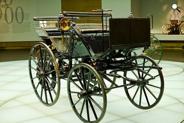 A Daimler Schroedter-Wagen a Daimler-Motoren-Gesellschaft német autógyártó második autója 1900 körül, a Mercedes-Benz Múzeumban, Stuttgart (Fotó: Wikimedia)