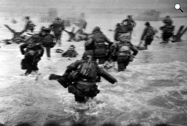 Robert Capa volt az egyetlen fotós, aki 1944. június 6-án hajnalban, a partraszállók első hullámával Normandia földjére lépett (Fotó: (Fotó: Robert Capa/International Center of Photography)