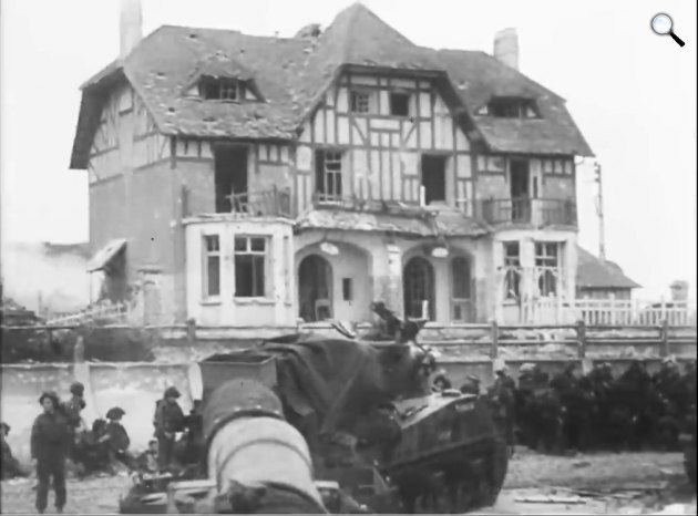 Normandiai partraszállás - ötezer brit, amerikai és kanadai hajóról nyitott heves tüzérségi tűz közepette 20 ezer harci jármű és 156 ezer katona szállt partra öt helyen, 1944 (Fotó: SHAEF)