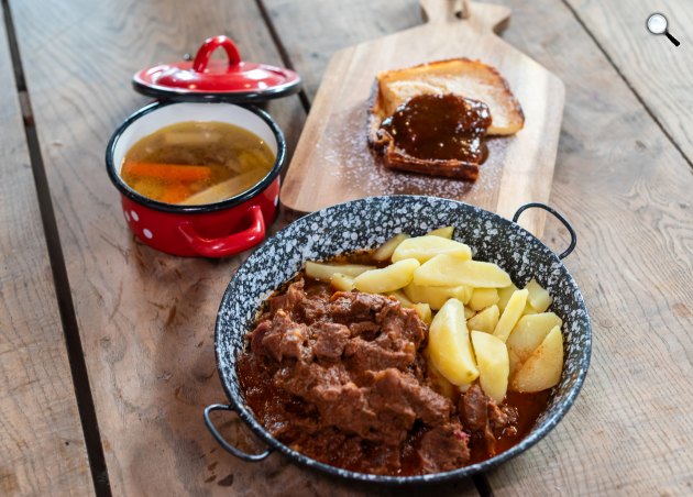 Petőfi Sándor kedvenc ételei - Tyúkhúsleves, marhapörkölt és tejespite Pető Mátyás szakács szerint (Fotó: Bács-Kiskun Vármegye Önkormányzata)