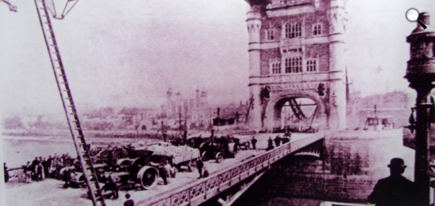 A kettős szerkezetű Tower Bridge statikus próbaterheléses tesztje (Fotó: Wikimedia)