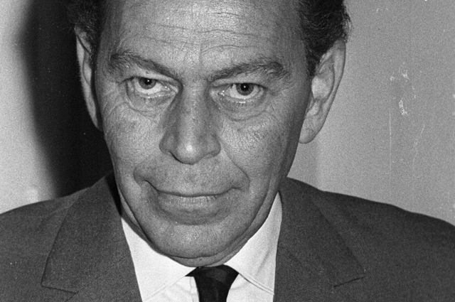 Örkény István (1912-1979) író, drámaíró otthonában, 1966, részlet (Fotó: Fortepan!Hunyady József)