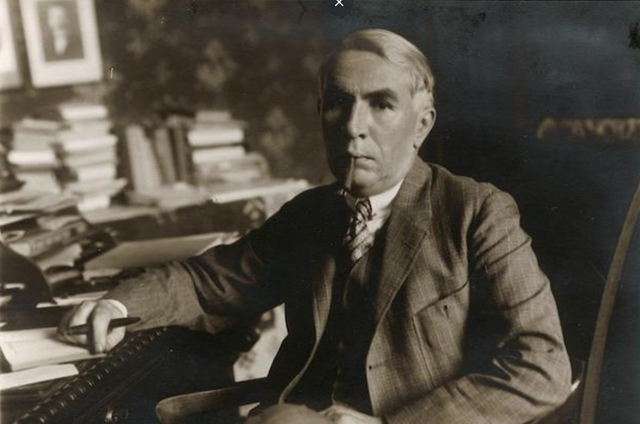 Móra Ferenc (1879-1934) író, költő az íróasztalánál, 1924 (Fotó: MNM/europeana.eu)