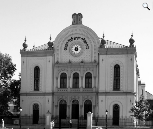 Feszl Frigyes, Gerster Károly és Kauser Lipót tervei alapján romantikus stílusban elkészült pécsi zsinagóga, Pécs, Kossuth tér (Fotó: Wikimedia)