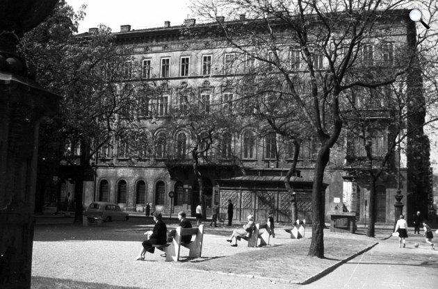 Szabadság-tér, szemben a Feszl Frigyes tervezte Nádor utcai Oszvald-ház, Gruber-ház, Budapest, 1961 (Fotó: Fortepan/Nagy Gyula)