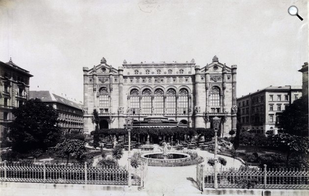 Vigadó tér és a Feszl Frigyes tervezte Pesti Vigadó, 1890 (Fotó: Fortepan/Budapest Főváros Levéltára/Klösz György fényképei)
