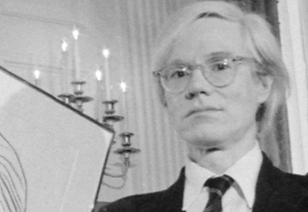 Andy Warhol (1928-1987) amerikai képzőművész, a pop-art irányzat központi figurája, 1977, vágott (Fotó: Wikimedia)