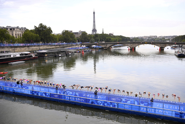 A Szajna, háttérben az Eiffel-toronnyal - A XXXIII. párizsi nyári olimpián elstartolnak a női triatlonosok, 2024 (Fotó: MTI/Czeglédi Zsolt)