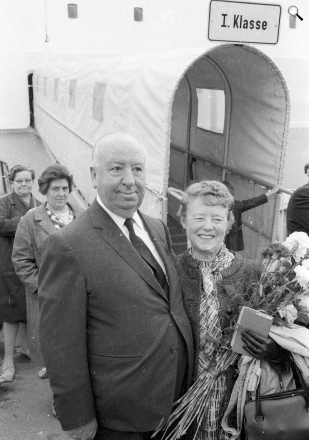 Hitchcock filmrendező és Alma Reville 54 éven át éltek együtt, 1966 (Fotó: Friedrich Magnussen/Stadtarchiv Kiel)