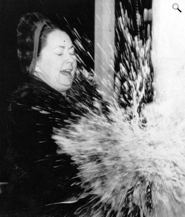 Margaret Mitchell (1900-1949) az Elfújta a szél c. regény szerzője megkeresztelte az USS Atlanta (CL-104) hajót, , 1944 (Fotó: U.S. Naval Historical Center Photograph)