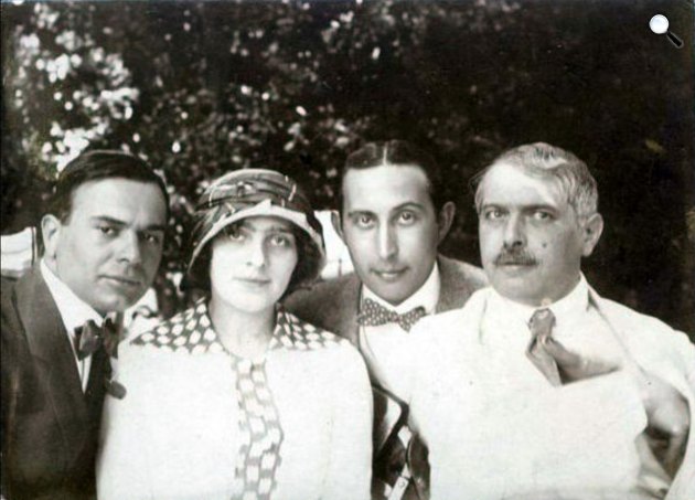 Rajnai Gábor színész, Gombaszögi Frida színésznő, Falus Elek grafikus és Bródy Sándor író, 1912 (Fotó: Wikimedia)