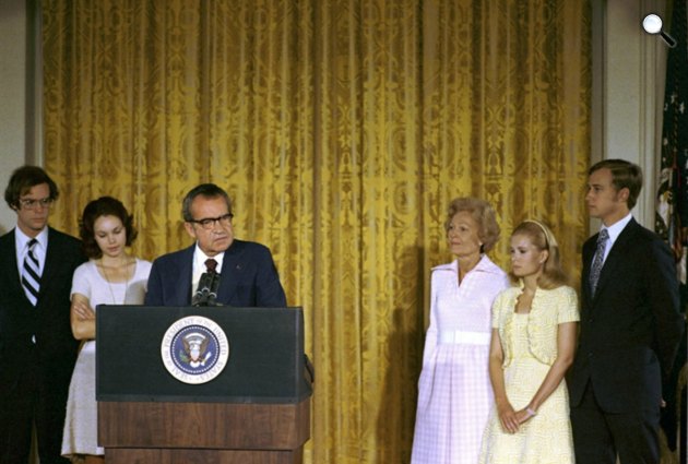 Richard Nixon (1913-1994) az Amerikai Egyesült Államok 37. elnöke családja körében búcsút mond a Fehér Ház személyzetének, miután lemondott az elnöki pozícióról, 1974 (Fotó: Marion Doss/Karl Schumacher/Wikimedia)