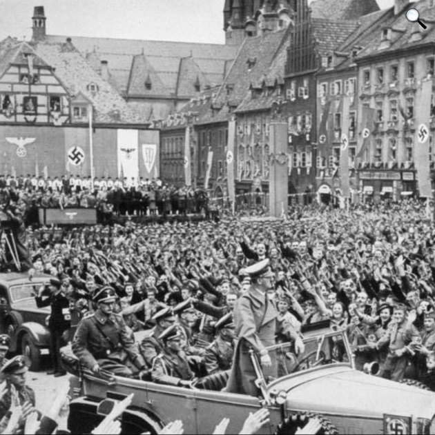 2. világháború - Adolf Hitlert élteti a tömeg Chebben, (németül: Eger ) a Szudéta-vidéken, Csehország, 1938. október (Fotó: Bundesarchiv, Bild)