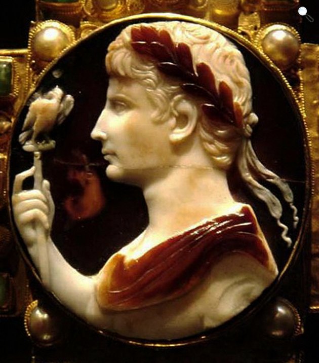 Augustus (i. e. 63-i. sz. 14.) császár kameó Lothair keresztjén (Fotó: Aachen Cathedral Treasur/Wikimedia)