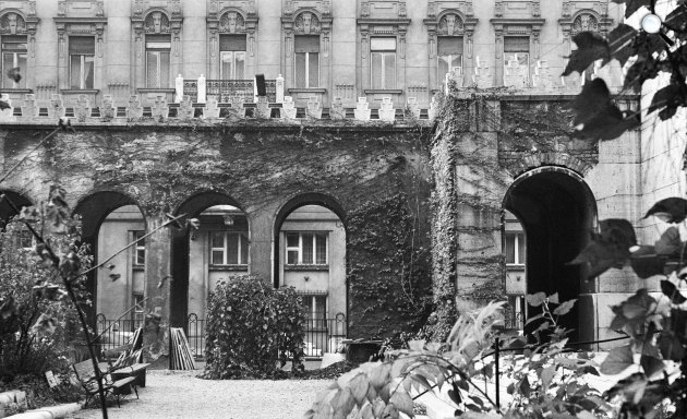 A háborús károk, időjárás miatt rossz állapotban lévő Dohány utcai zsinagóga udvara a Wesselényi utca felé nézve, Budapest, 1971 (Fotó: Fortepan/Budapest Főváros Levéltára/BRFK helyszínelési fényképei)