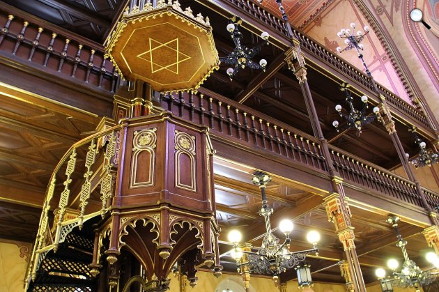 A Dohány utcai zsinagóga csarnokszerű épület hosszanti terét a kétszintes karzatok homlokvonala, Budapest (Fotó: Wikimedia/Fred Romero)