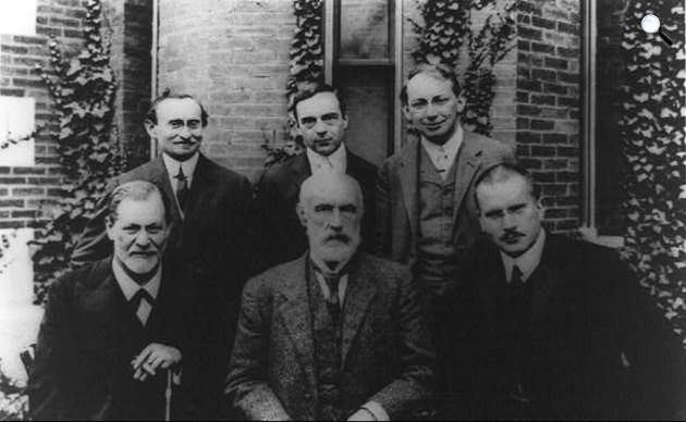 Sigmund Freud, G. Stanley Hall, C.G. Jung, A.A. Brill, Ernest Jones és Ferenczi Sándor a Clark University előtt pózolnak, 1909 (Fotó: Library of Congress/Wikimedia)