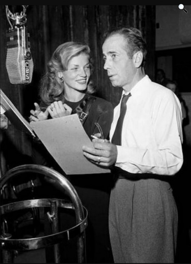 Humphrey Bogart színész és felesége, Lauren Bacall színésznő a CBS Lux Radio Theater műsorában, 1940 (Fotó: eBay/Wikimedia)