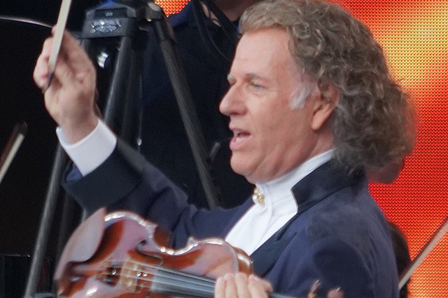 André Rieu holland showman, hegedűművész, karmester és zeneszerző, Vrijthofconcert, 2018 (Fotó: Bert Knottenbeld/Wikimedia)