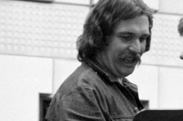 Boncz Géza (1944-2000) magyar humorista, író a Magyar Rádióban, 1976, részlet (Fotó: Fortepan/Szalay Zoltán)
