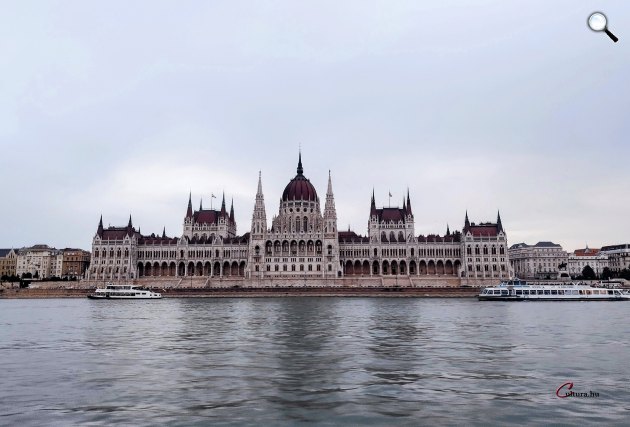 A Steindl Imre tervezte, a Duna partján fekvő Országház Budapest egyik legismertebb középülete (Fotó: Cultura.hu/Kibelbeck Mara)