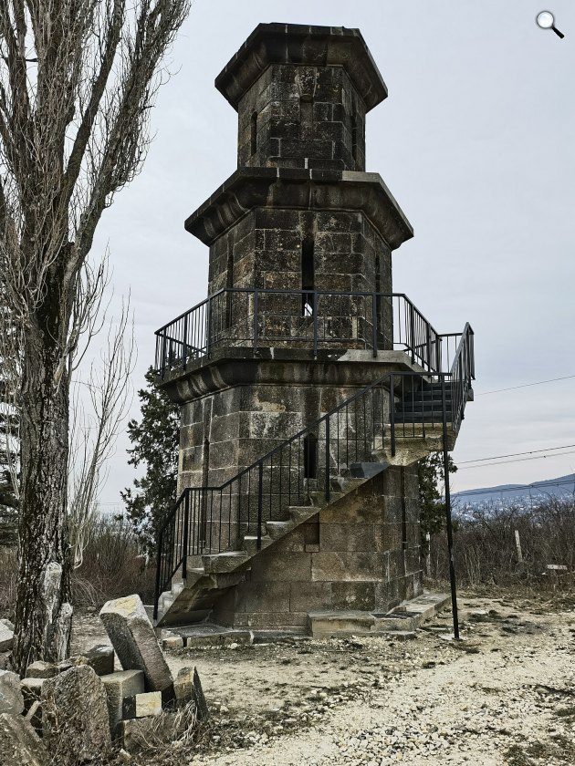 A budapesti Aranyhegyen magasodik a róla elnevezett Pogánytorony utca végében (Fotó: Wikimedia)