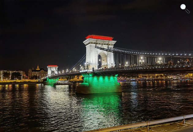 Díszvilágításban Budapest jelképe, a felújított Széchenyi Lánchíd (Fotó: Wikimedia)