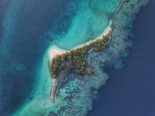 Felülről lefelé készült felvétel a Salamon-szigetek buja növényzettel borított lakatlan szigetéről (Fotó: Vicki Garside/Unsplash)