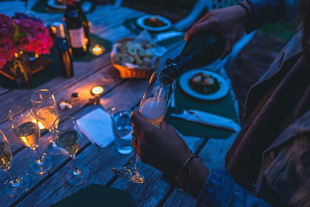 Ünneplés koccintással és étkezéssel (Fotó: Pexels)