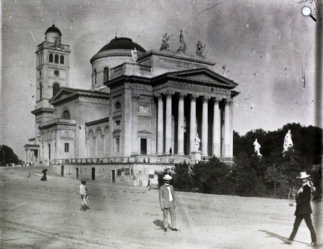 Az egri székesegyház Hild József építész tervei alapján készült el, 1910 (Fotó: Fortepan/Kiss László)