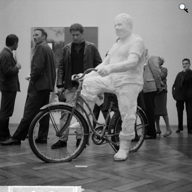 George Segal: Man on a bicycle műve a Stedelijk Museum amerikai pop art kiállításán, 1964 (Fotó: Broers, F.N./Anefo/Wikimedia)