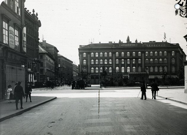 A Pesti Magyar Kereskedelmi Bank épülete, a későbbi Gerbaud-ház a mai Vörösmarty téren. Hild József jelentősebb alkotása Budapesten, 1902 (Fotó: Fortepan/Schoch Frigyes)